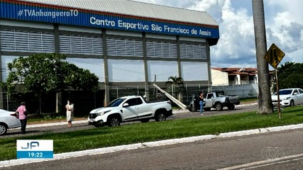 Carro bate e derruba poste na Avenida JK em Palmas