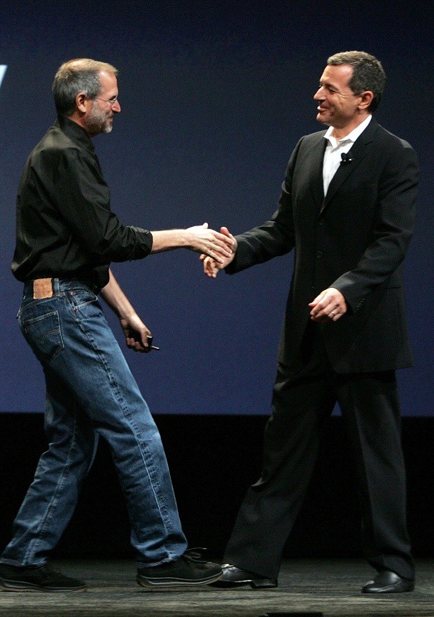 O aperto de mãos entre Bob Iger e Steve Jobs, que oficializou a parceria entre Disney e Apple para a distribuição digital de conteúdo (Foto: Justin Sullivan/Getty Images)