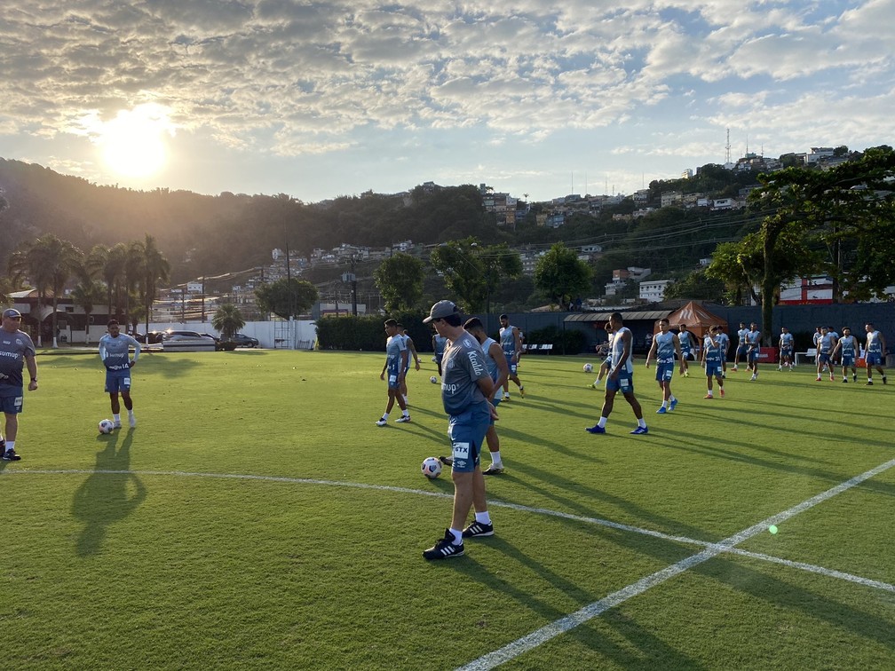 Fernando Diniz comanda primeiro treino no Santos — Foto: Divulgação/Santos FC