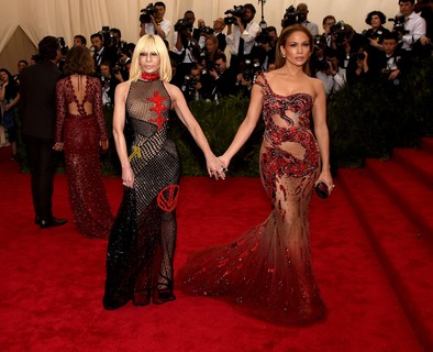 Donatella Versace e Jennifer Lopez, ambas de Versace