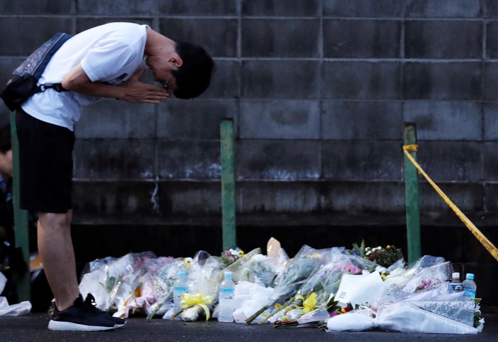 Homem presta homenagem às vítimas do incêndio no estúdio Kyoto Animation, no Japão, nesta sexta-feira (19)  — Foto: Kim Kyung-Hoon/ Reuters