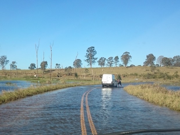 Estrada em Suzano, próxima à represa de Taiaçupeba, está alagada (Foto: Massaru Anraku/ VC no G1)