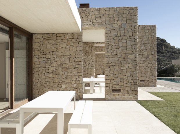 Casa de pedra, madeira e concreto, na Espanha (Foto: Mayte Piera / divulgação)