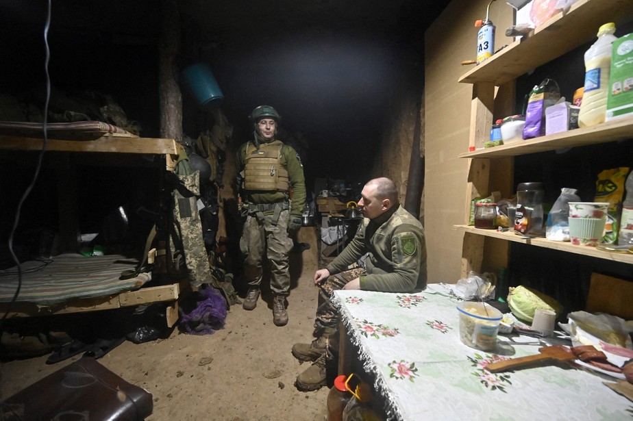 Soldados ucranianos conversam em abrigo nos arredores de Kherson, em meio à invasão russa da Ucrânia