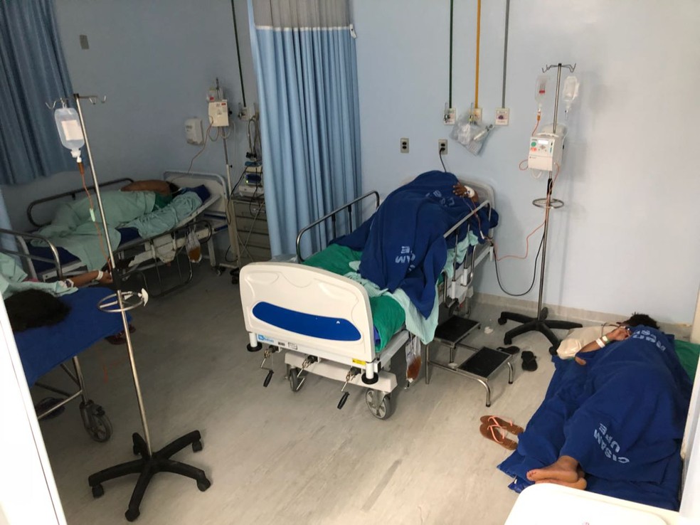 GrÃ¡vida dorme em colchÃ£o no chÃ£o do Cisam, na Zona Norte do Recife (Foto: ReproduÃ§Ã£o/WhatsApp)