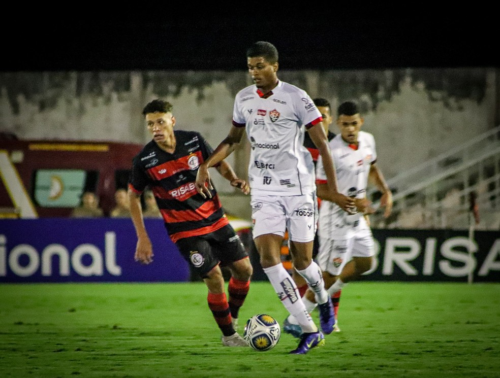 Campinense vence o Vitória pela primeira vez na história dos confrontos — Foto: Samy Oliveira / Campinense