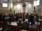 Familiares participam de missa de sétimo dia do poeta Manoel de Barros
