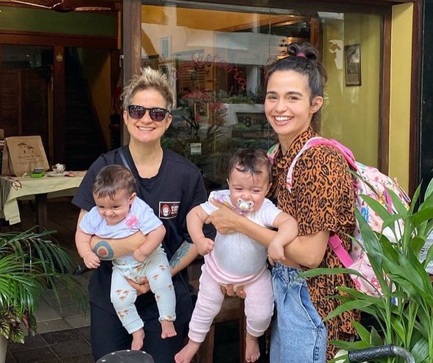 Nanda Costa e  Lan Lanh com as gêmeas Kim e Tiê (Foto: Reprodução/Instagram)
