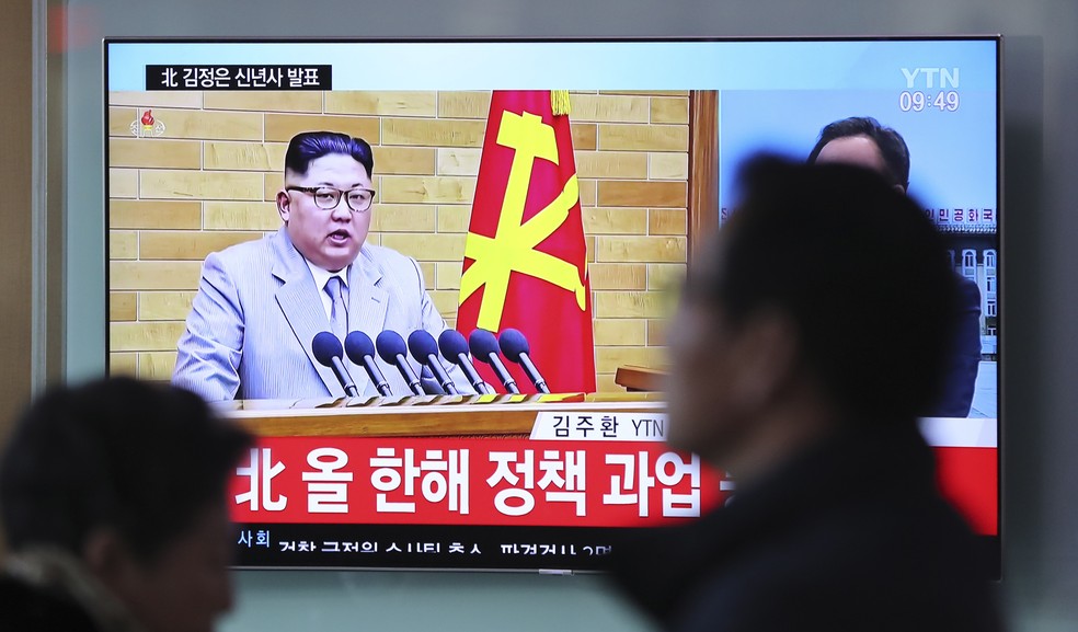 Discurso de Ano Novo de Kim Jong-Un é transmitido em televisão na Coreia do Sul (Foto: AP Photo/Lee Jin-man)