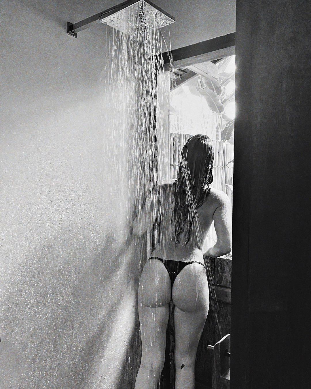 Giovanna Ewbank em ducha em casa em Trancoso, na Bahia (Foto: Reprodução / Instagram)