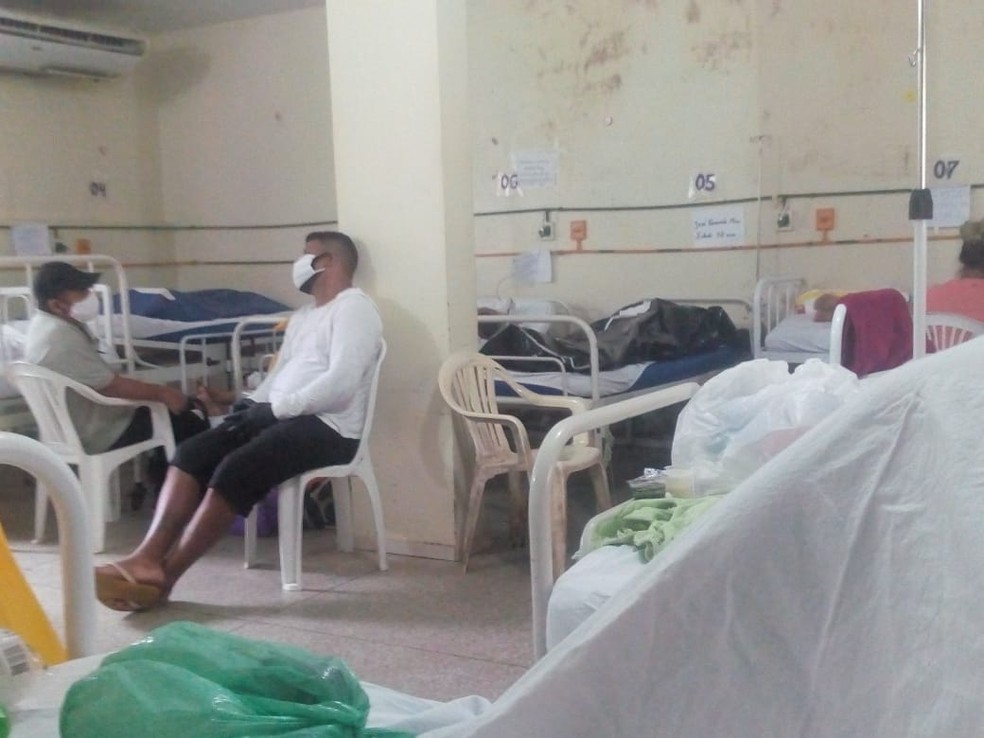 Foto mostra pacientes com Covid-19 ou suspeita e acompanhantes próximo dois corpos em enfermaria no HE de Macapá nesta quarta (6) — Foto: José Geraldo Chaves/Arquivo Pessoal