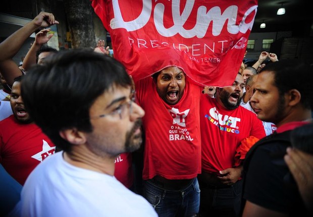 Militantes do PT (Partido dos Trabalhadores) em ato a favor da Petrobras (Foto: Agência Brasil)