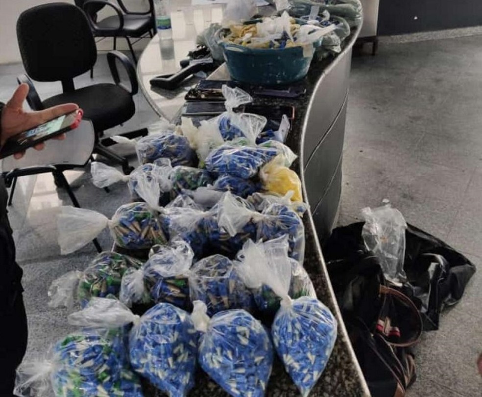 Suspeitos e o material apreendido foram encaminhados para a 134ª Delegacia de Polícia do Centro. — Foto: Divulgação/PM