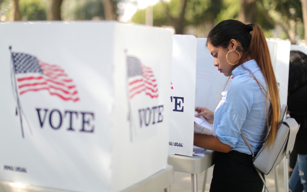 Desteny Martinez, de 18 anos, vota antecipadamente em Norwalk, Califórnia, no dia 24 de outubro — Foto: Reuters/Lucy Nicholson