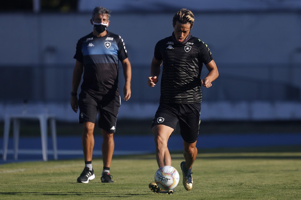 Honda e outros jogadores terão apenas nove dias de treinos — Foto: Vitor Silva/Botafogo