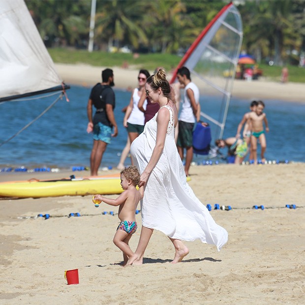 Grávida, Candice Swanepoel passeia com filho em praia de Vitória, Espírito Santo  (Foto: Dilson Silva/ AgNews)