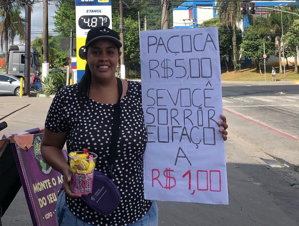 Vendedora chama atenção ao vender paçoca de R$ 5 por R$ 1 'se o cliente sorrir' em semáforo de SP