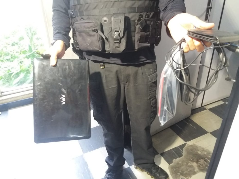 Polícia apreende computadores em operação contra pornografia infantil (Foto: Heliana Gonçalves/TV Gazeta)