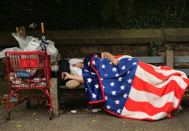 Morador de rua em banco público de Nova York (Foto: Spencer Platt/Getty Images)