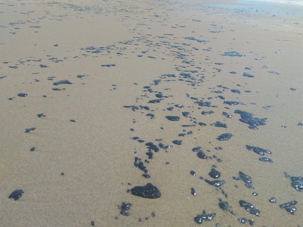 Manchas de petróleo chegaram à praia de Arembepe, Bahia  — Foto: Arquivo Pessoal 