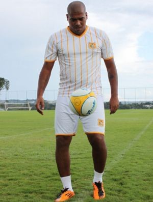 Luiz Carlos, atacante do Brasiliense que parece com Adriano (Foto: Fabrício Marques/GLOBOESPORTE.COM)