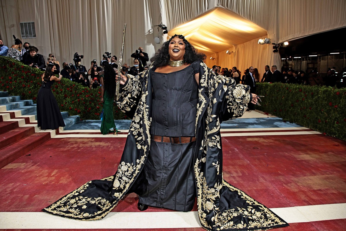 Lizzo escolhe casaco feito em 22 mil horas no Met Gala |  Pop & Arte