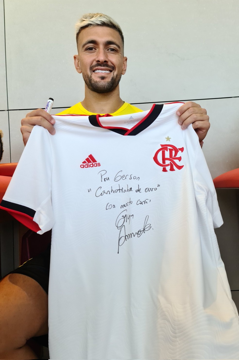 "Pru Gerson" e com muito "cariño". Presente de Arrascaeta, do Flamengo, é cheio de portuñol — Foto: Reprodução