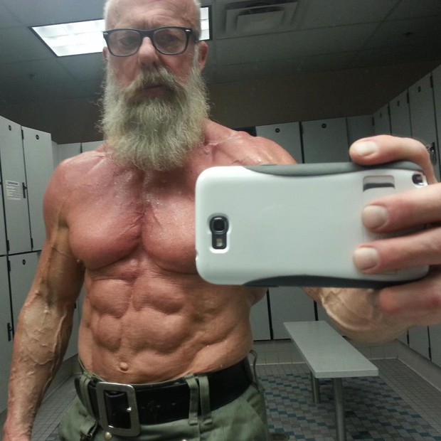 Usuário postou foto de senhor de 60 anos com físico bem definido (Foto: Reprodução)