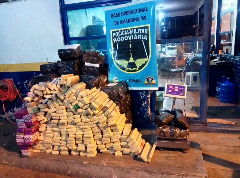 Tabletes de maconha apreendidos em carro com placas de SP â Foto: PMR/DivulgaÃ§Ã£o