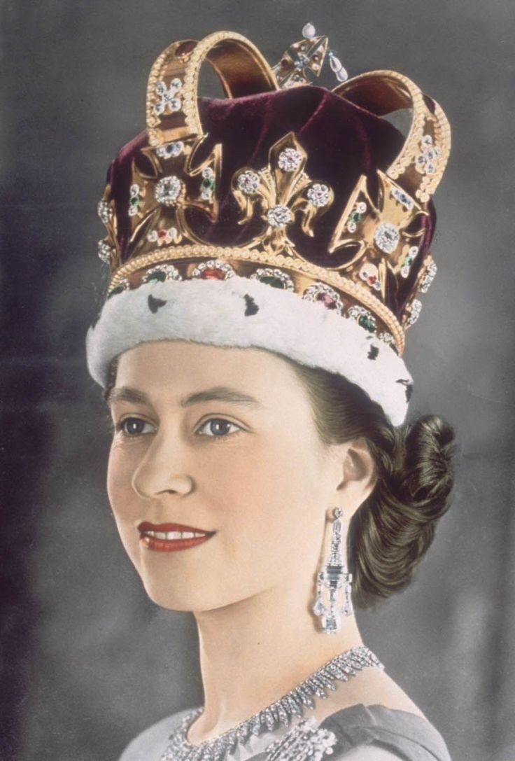 Elizabeth II com a Coroa de Santo Eduardo (Foto: Reprodução)