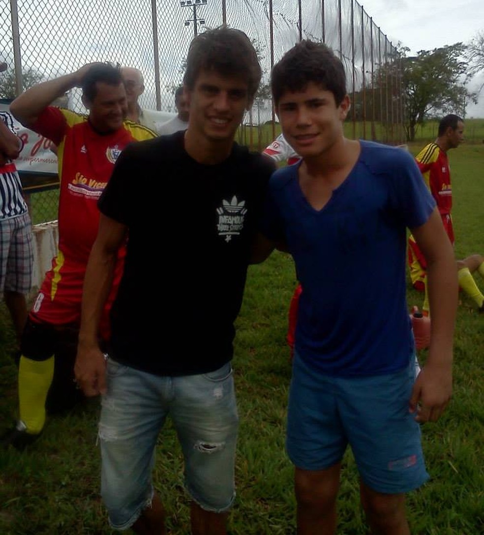 Antes de 2015, até então fã Matheus Cunha tirou foto com ídolo Rodrigo Caio — Foto: Arquivo Pessoal