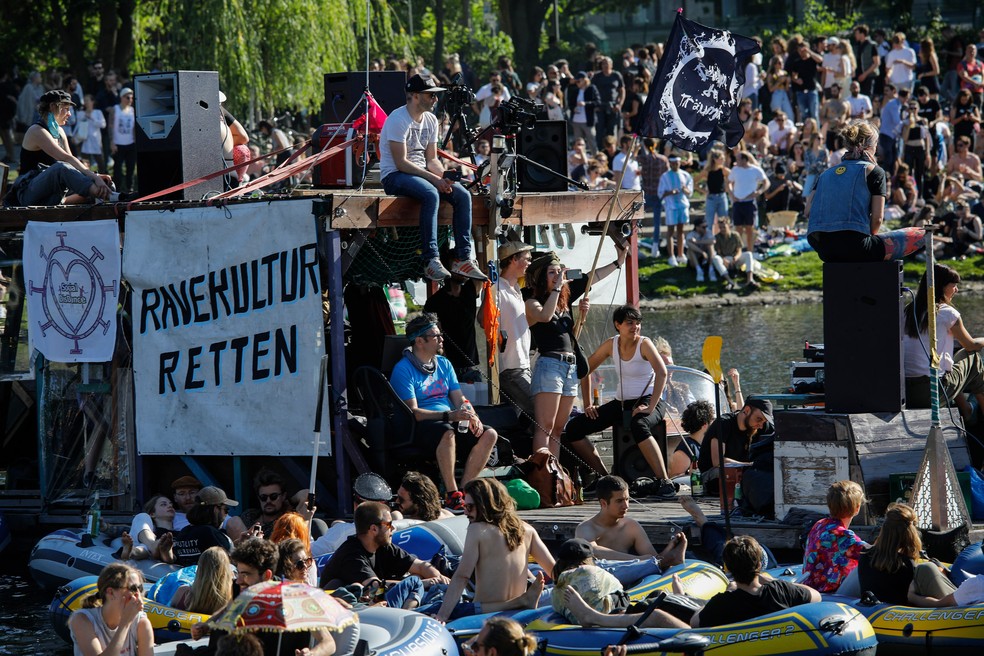 Pessoas participam de uma festa em barcos de todos os tamanhos no canal Landwehr, em Berlim, neste do mingo (31)  — Foto:  David Gannon/AFP