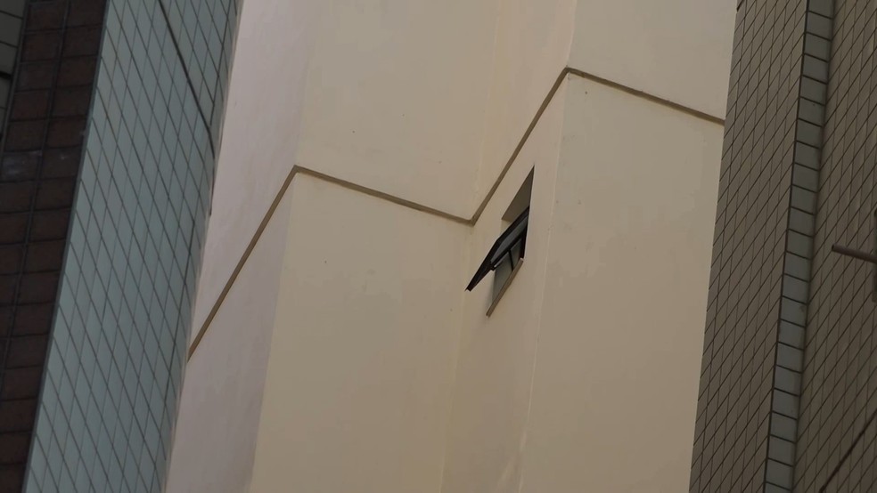 Menina caiu de uma das básculas de prédio em Guarapari — Foto: Reprodução/TV Gazeta