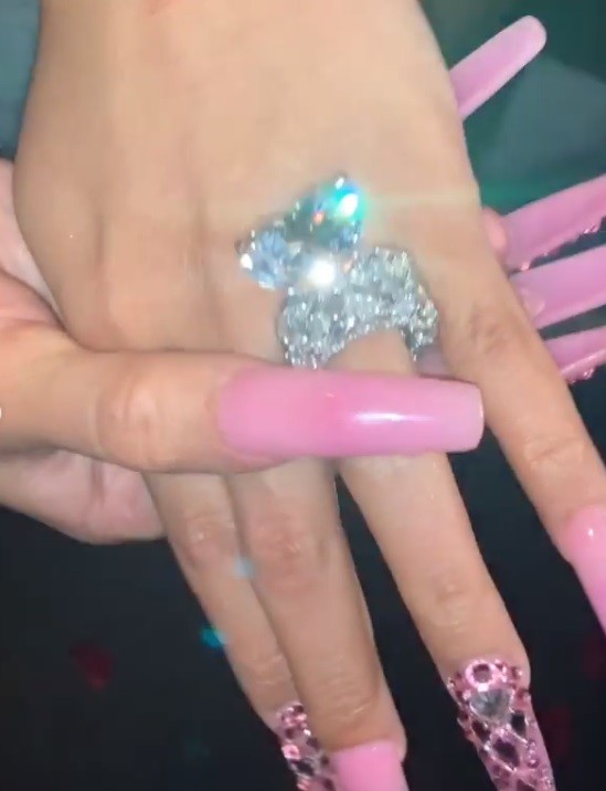 Cardi B ganha anel de diamante em forma de coração (Foto: reprodução/ instagram)