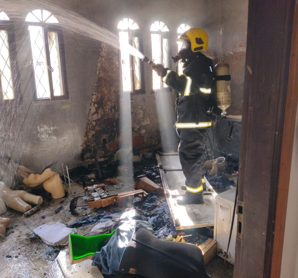 Parte da casa foi destruda pelo fogo  Foto: Corpo de Bombeiros