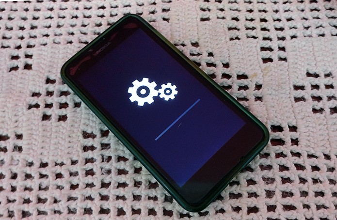 Lumia 630 mostrará engrenagens enquanto limpa configurações do celular (Foto;: Reprodução/Elson de Souza)