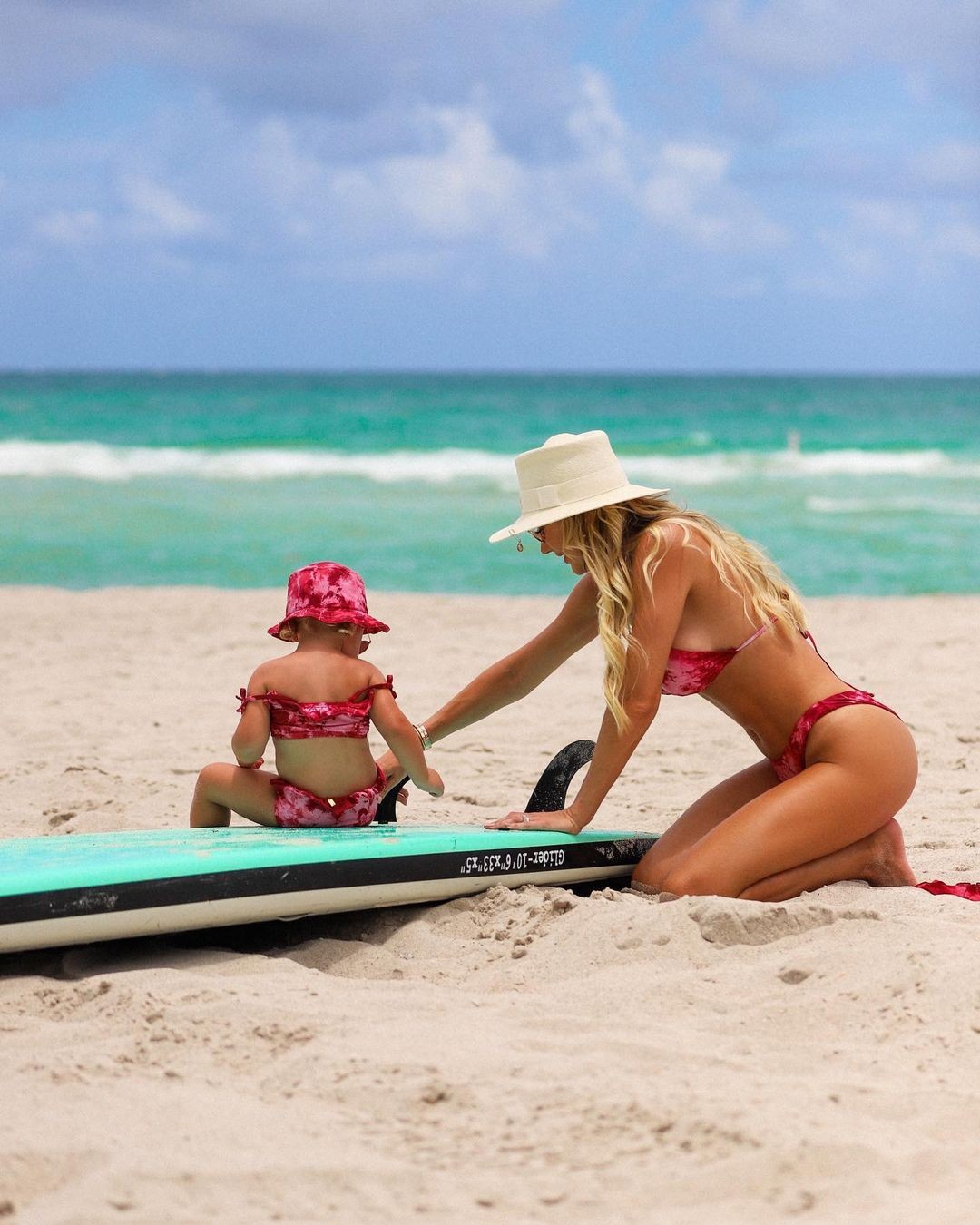 Ana Paula Siebert e a filha se divertiram na praia (Foto: Reprodução/Instagram)