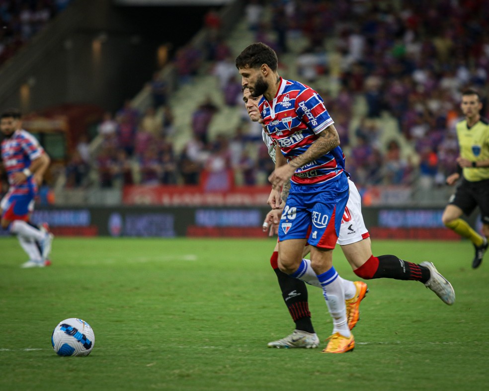 Juninho Capixaba em Fortaleza x Estudiantes, pela Libertadores — Foto: Lucas Emanuel/AGIF