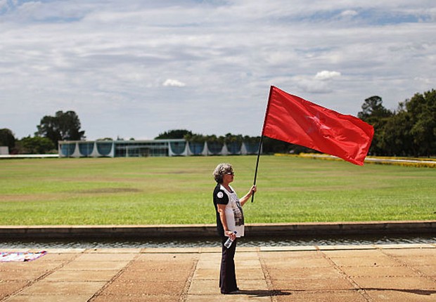Militante do PT segura bandeira após impeachment de Dilma Rousseff (Foto: Mario Tama/Getty Images)