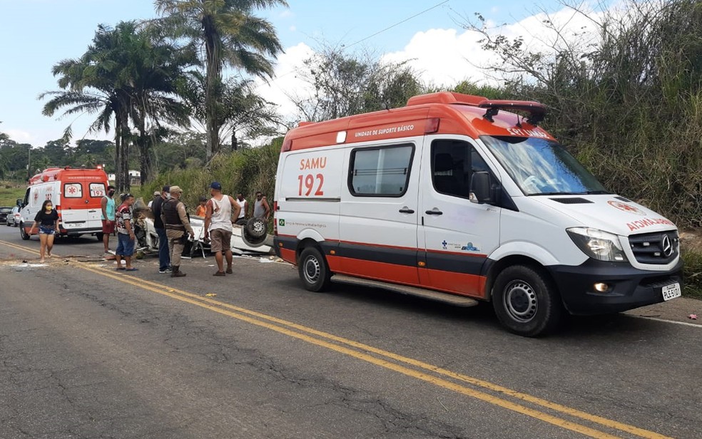 Carro capota e deixa morto e feridos na BR-330.  — Foto: Giro Ipiaú / Divulgação