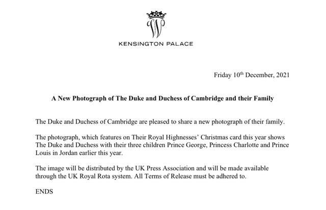 De acordo com um comunicado à imprensa oficial do Kensington Palace, a foto do Cambridges foi tirada de uma viagem de família à Jordânia, no início deste ano (Foto: Reprodução)