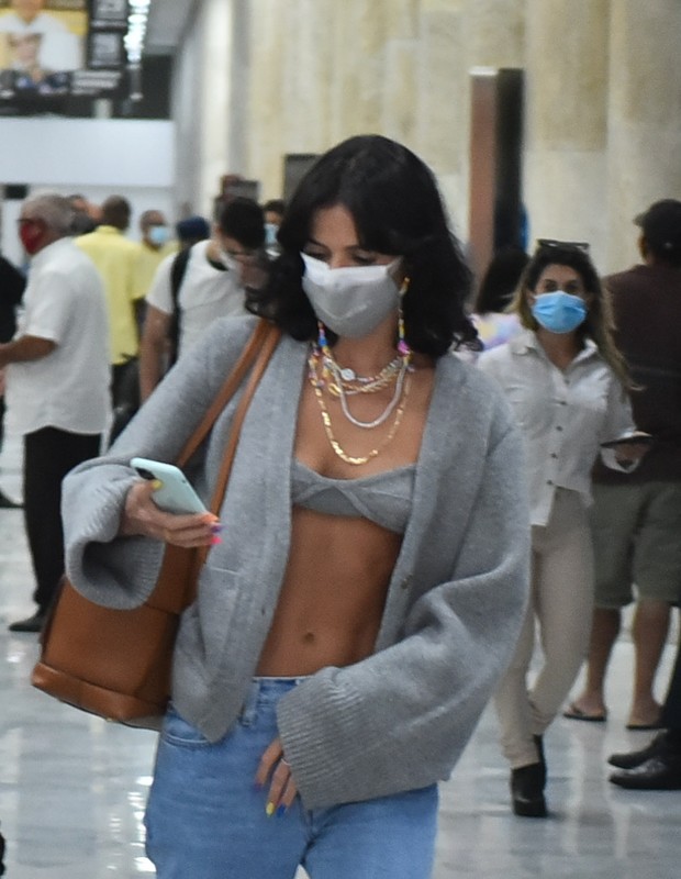 Bruna Marquezine desembarca em aeroporto (Foto: Marcelo Sá Barretto/AgNews)