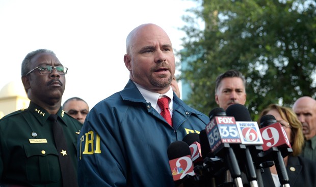 Agente do FBI Ron Hopper fala sobre o ataque (Foto: Phelan M. Ebenhack/AP)