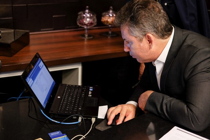 Mauro Mendes (DEM) assinou decreto que determina extinção da Ceasa — Foto: Secom-MT/ Assessoria