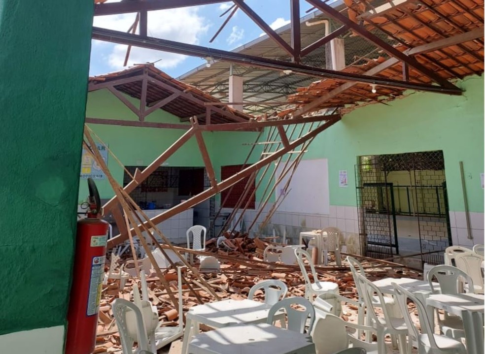 Parte do telhado da Escola Estadual Vilebaldo Aguiar, em Coreaú, desabou na manhã desta terça-feira (4). — Foto: Reprodução