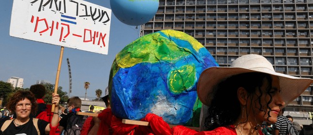 Manifestantes protestam contra as mudanças climáticas em Israel, às vésperas da COP-26, na Escócia
