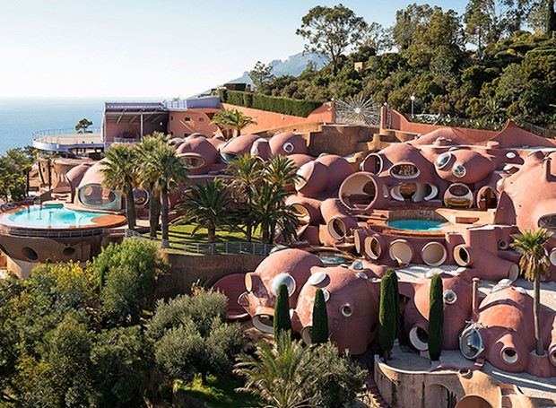 Le Palais Bulle, à Cannes, est composé de plusieurs modules sphériques et courbes entrecoupés de terrasses et de bassins (Photo : Palais Bulles / Reproduction)