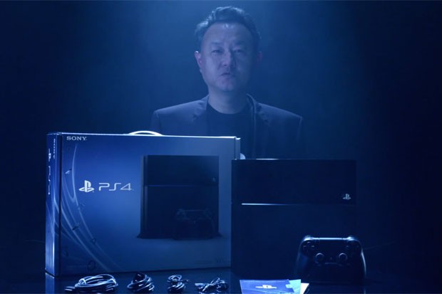 Shuhei Yoshida, presidente da Sony Studios, mostra o que há dentro da caixa do Playstation 4 (Foto: Reprodução)