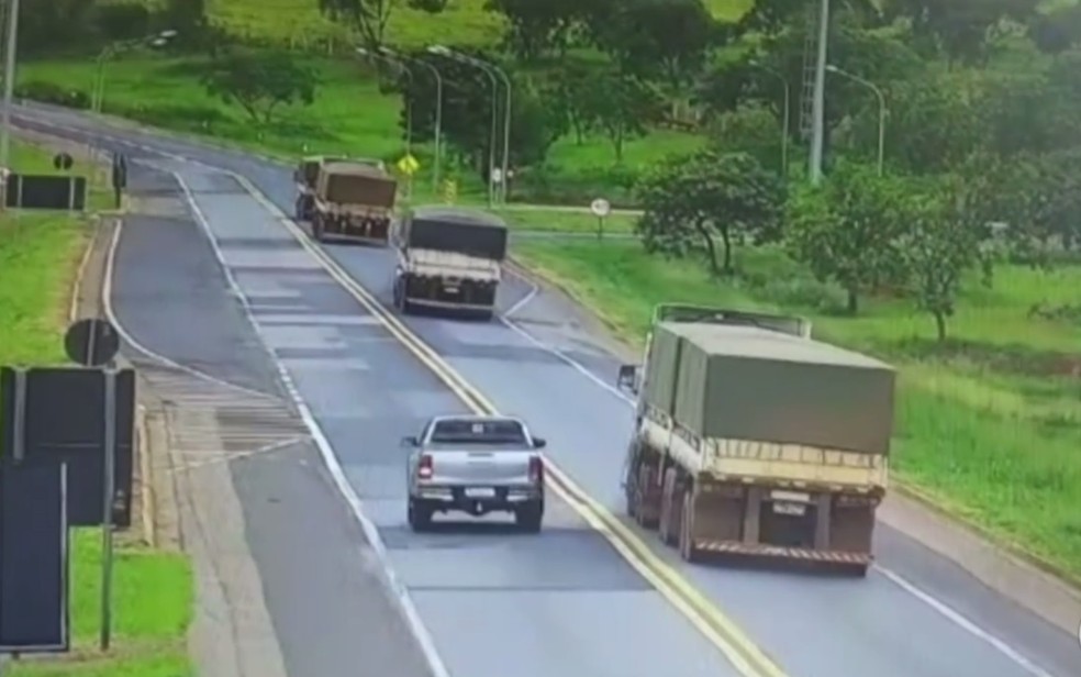 PRF flagra ultrapassagens irregulares em rodovias de pista simples em Goiás — Foto: Reprodução/TV Anhanguera