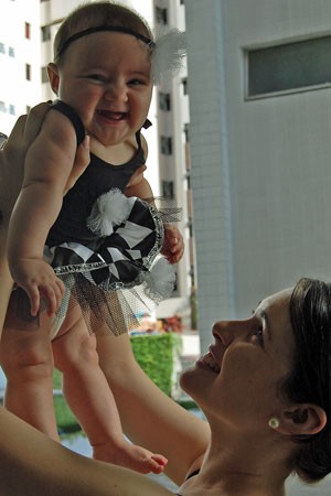 A pequena Lia não largou o leite materno e já caiu na folia com a mãe, Julia Magnoni (Foto: Priscila Miranda / G1)